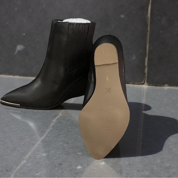 NIB NEW BCBGeneration Jacksin Mocha Wedge Ankle Boots Size 5M - Picture 7 of 11